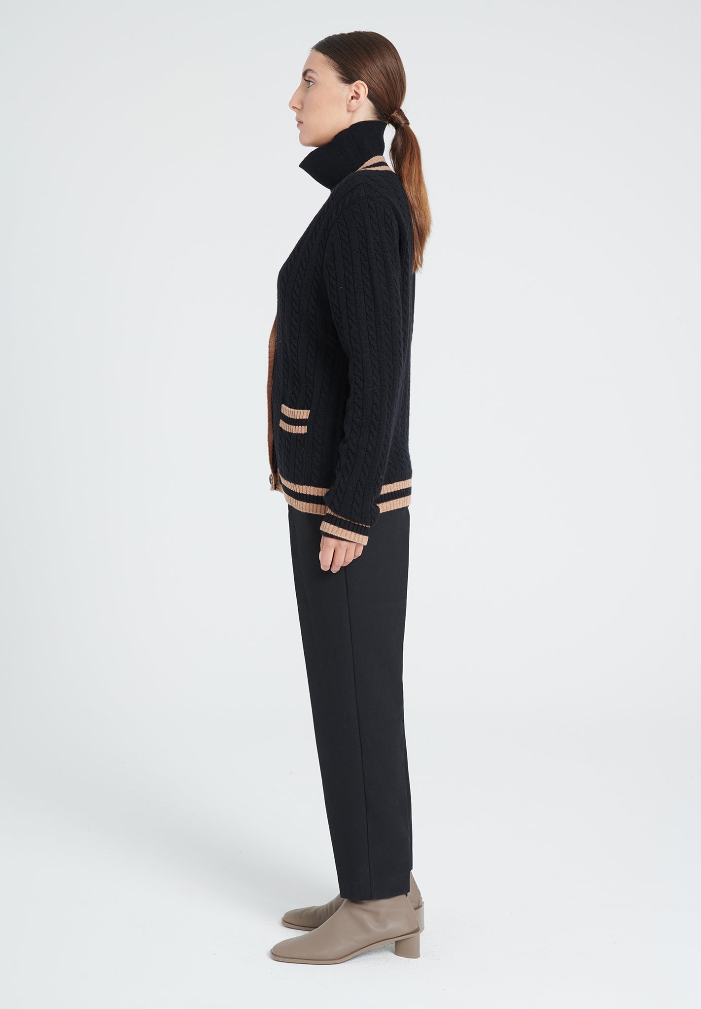 ZAYA 2 Twisted V-neck cardigan in 4-thread cashmere black