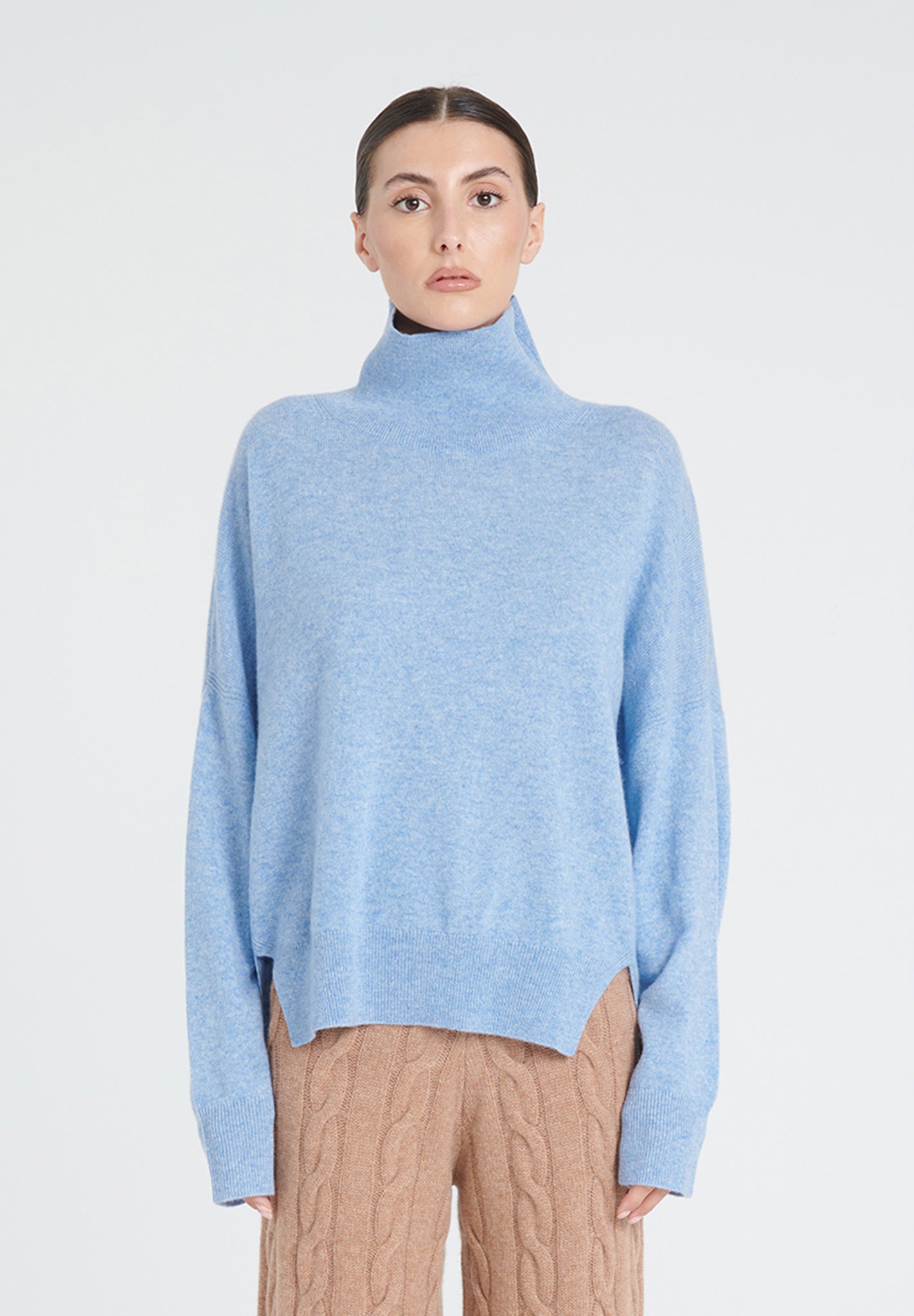 ZAYA 13 Übergroßer Pullover mit hohem Kragen aus himmelblauem Kaschmir