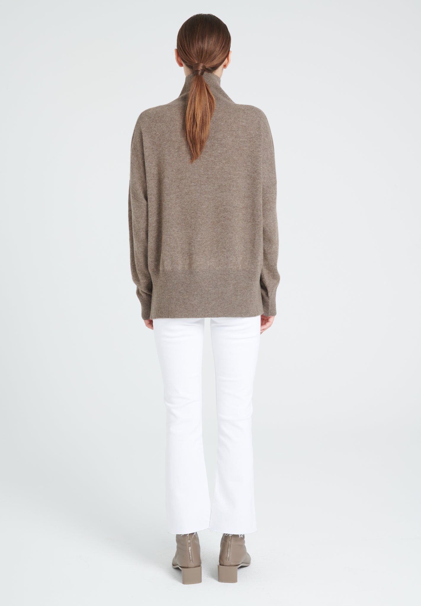 ZAYA 13 Pull col montant oversize en cachemire taupe