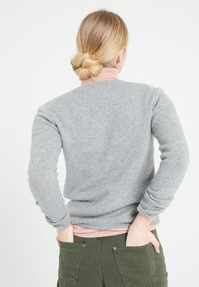 LILLY 20 Pull col V en cachemire 4 fils gris clair - Studio cashmere8