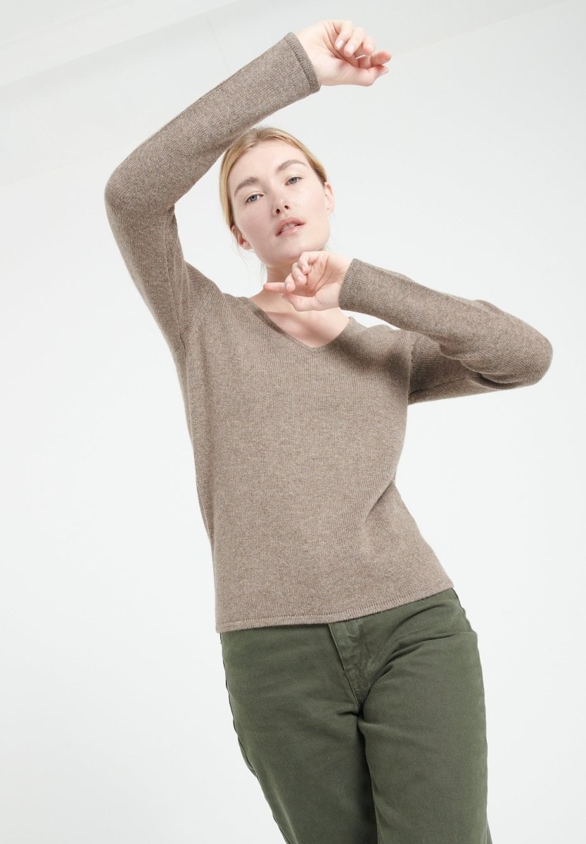 LILLY 20 Pull col V en cachemire 4 fils taupe - Studio cashmere8