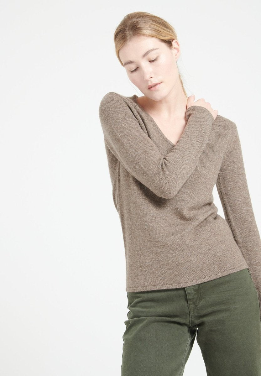 LILLY 20 Pull col V en cachemire 4 fils taupe - Studio cashmere8