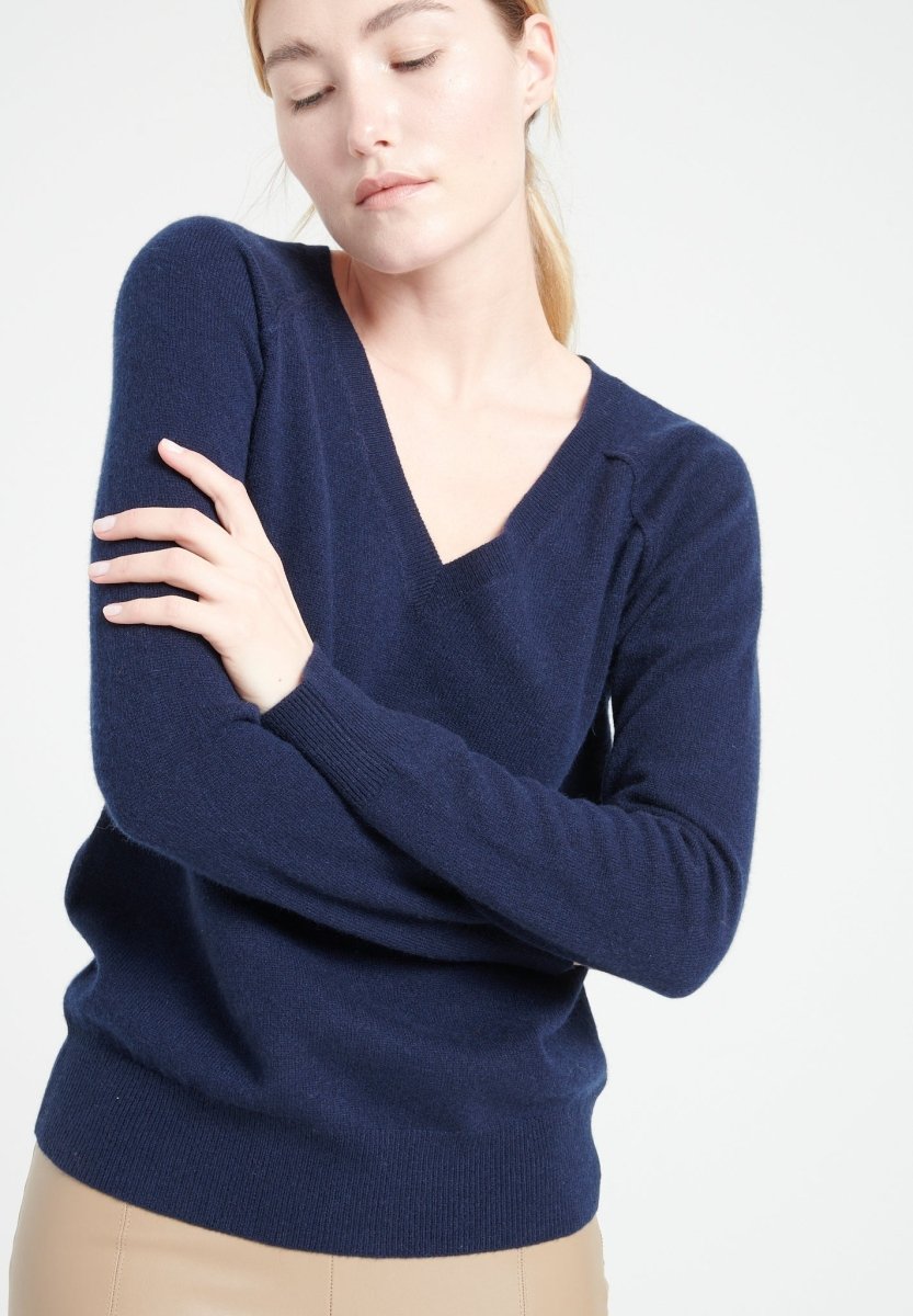 LILLY 6 Pull col V en cachemire ample bleu marine - Studio cashmere8