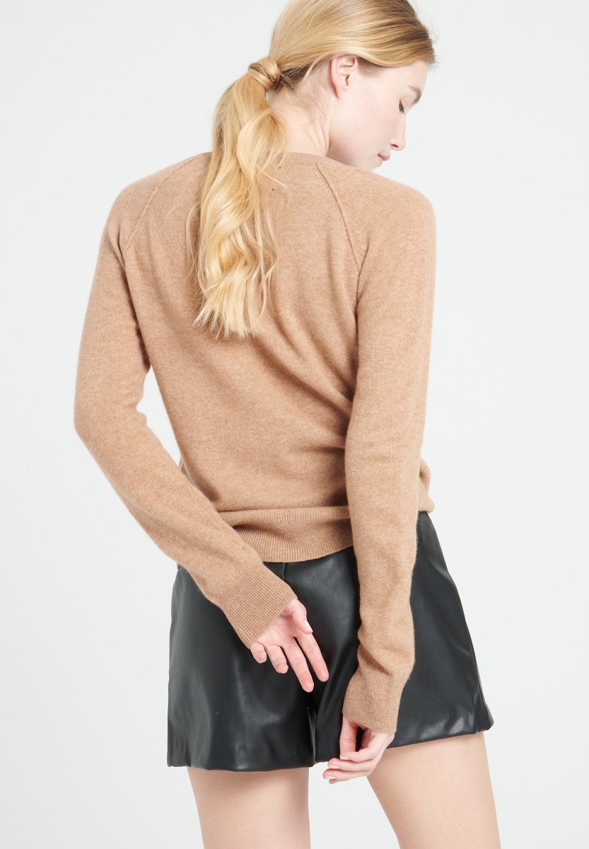 LILLY 6 Pull col V en cachemire ample camel - Studio cashmere8