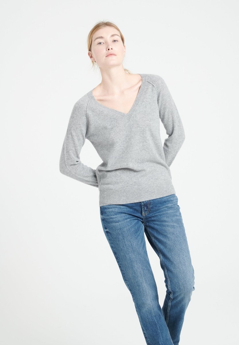 LILLY 6 Pull col V en cachemire ample gris clair - Studio cashmere8