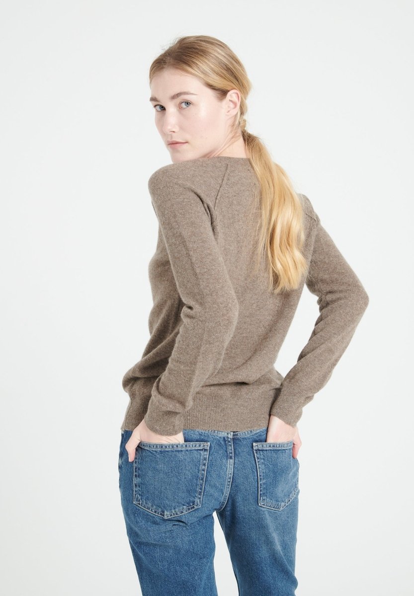 LILLY 6 Pull col V en cachemire ample taupe - Studio cashmere8