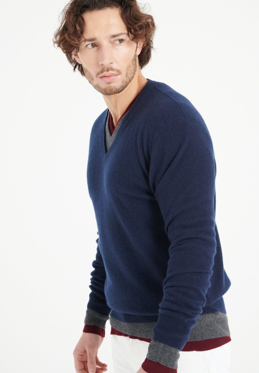 LUKE 1 Pull col V en cachemire bleu marine - Studio cashmere8