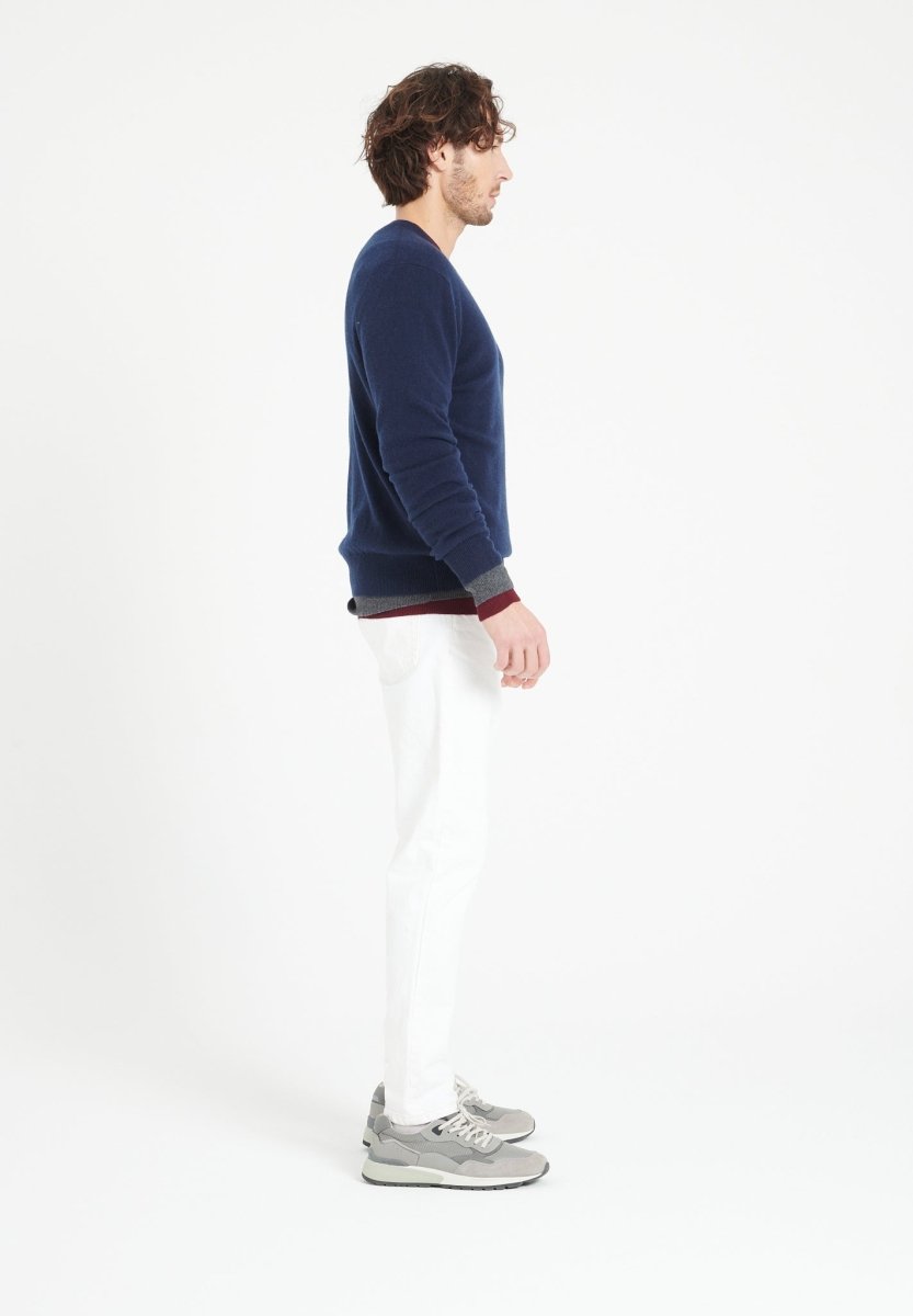 LUKE 1 Pull col V en cachemire bleu marine - Studio cashmere8