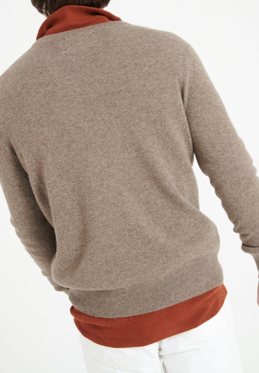 LUKE 1 Pull col V en cachemire taupe - Studio cashmere8