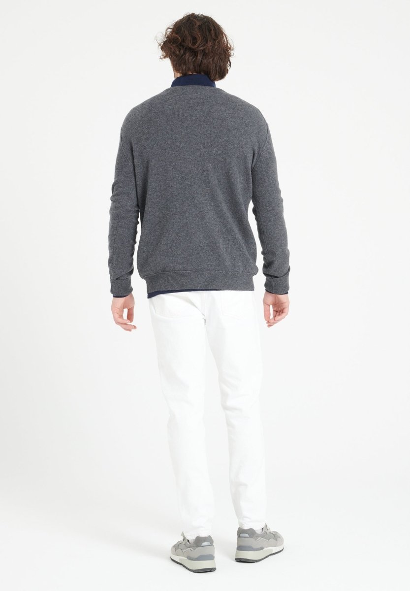 LUKE 11 Pull col V en cachemire gris anthracite - Studio cashmere8