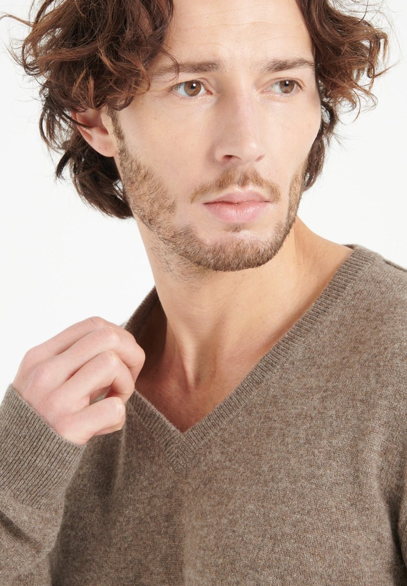 LUKE 11 Pull col V en cachemire taupe - Studio cashmere8