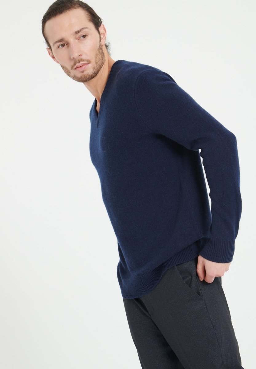 LUKE 13 Pull col V en cachemire 4 fils bleu marine - Studio cashmere8