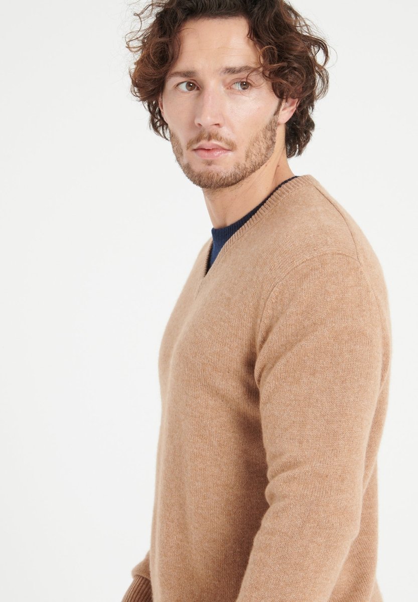 LUKE 13 Pull col V en cachemire 4 fils camel - Studio cashmere8