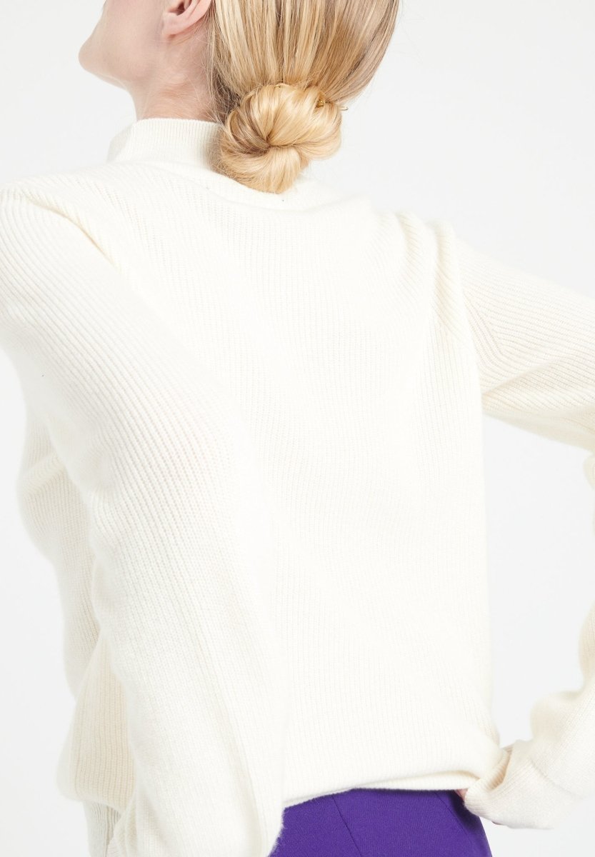 MIA 1 Pull col montant en cachemire à mailles côtelées blanc écru - Studio cashmere8