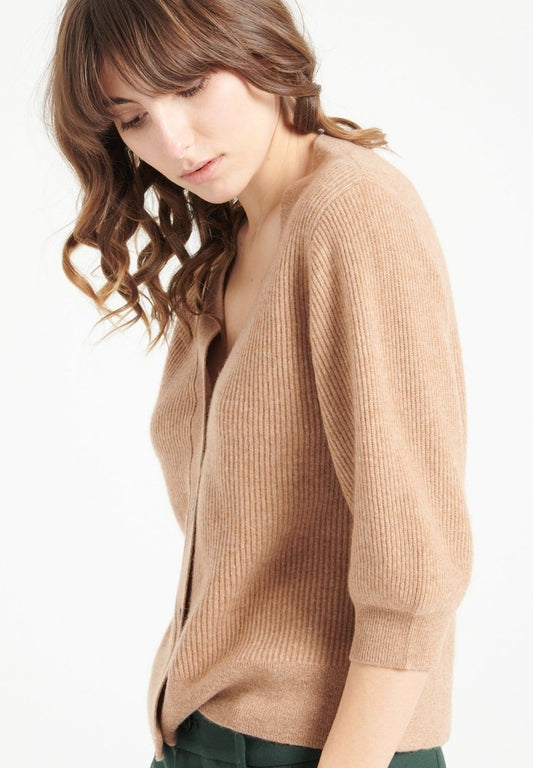 MIA 13 Cardigan col V en cachemire manches courtes à mailles côtelées camel - Studio cashmere8