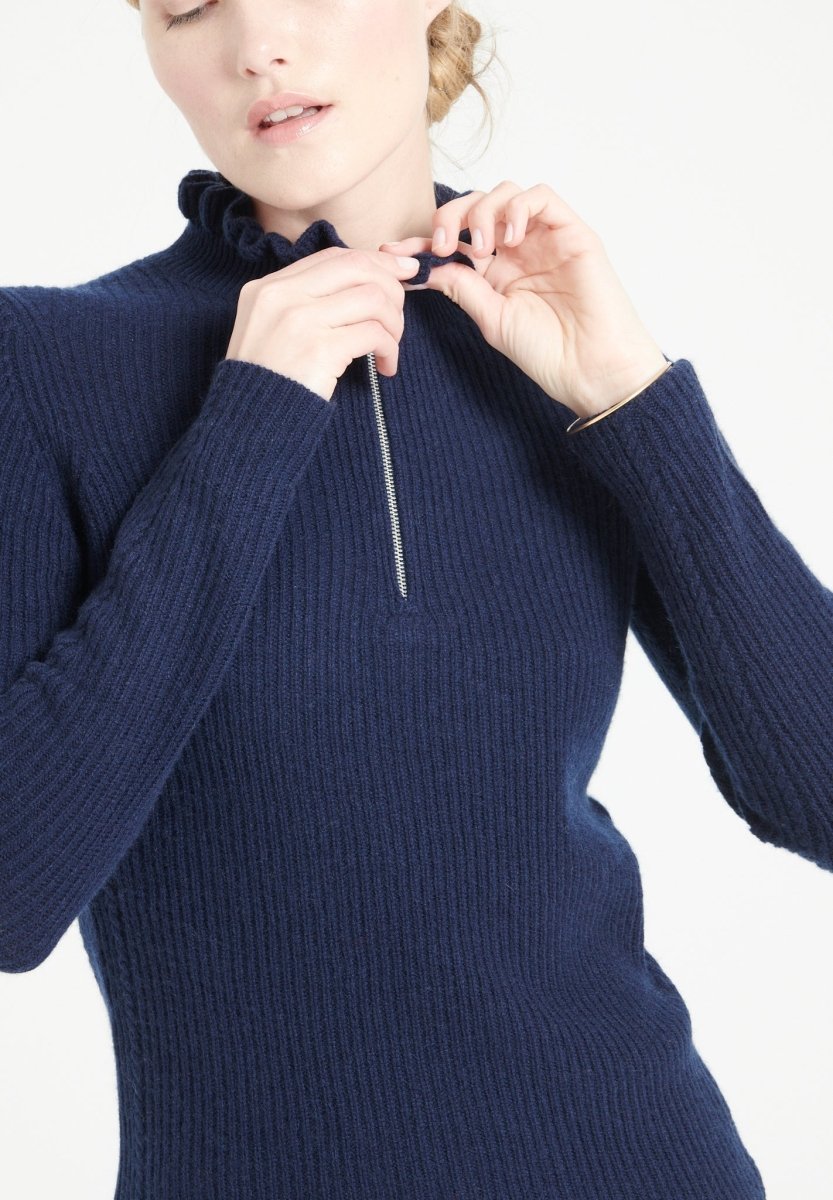 MIA 4 Pull col falbala zippé en cachemire à mailles côtelées bleu marine - Studio cashmere8