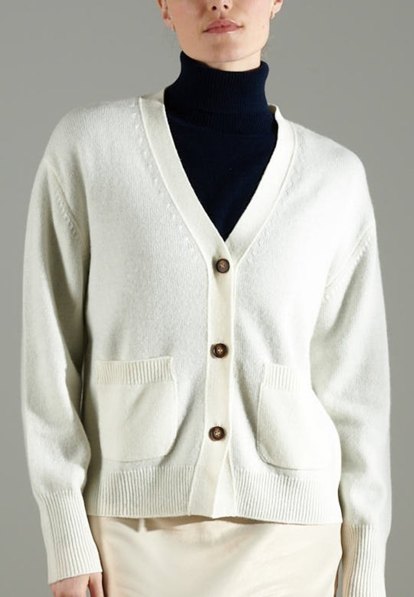 NAMI 1 Cardigan col V boutonné 4 fils en cachemire blanc écru - Studio cashmere8