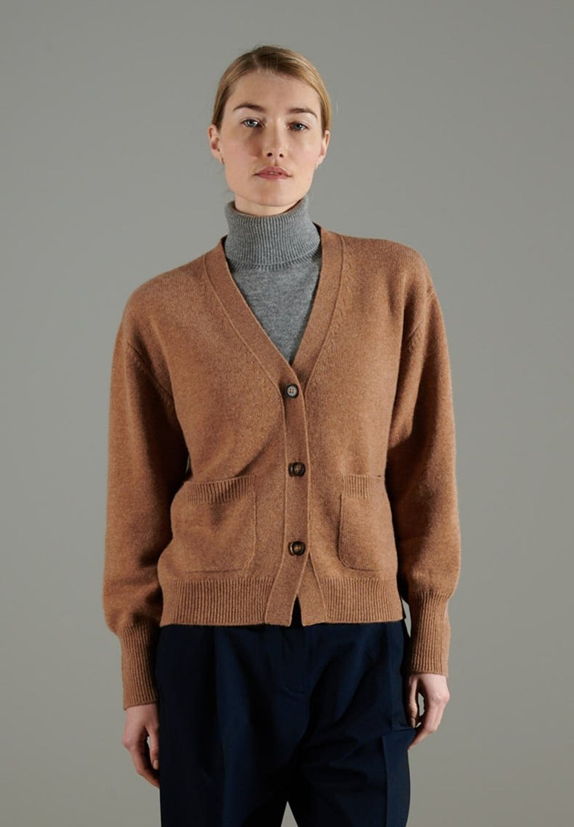 NAMI 1 Cardigan col V boutonné 4 fils en cachemire camel - Studio cashmere8