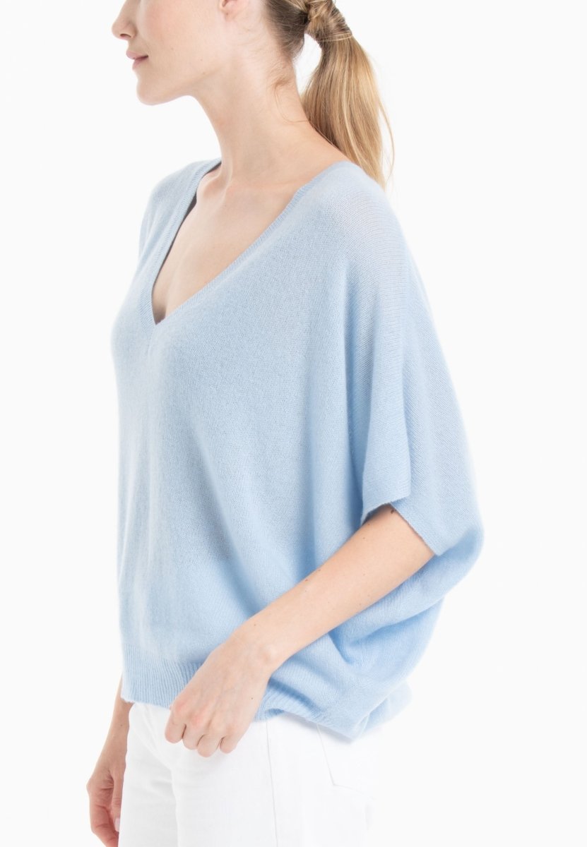 Pull col V manches chauve souris en cachemire baby blue femme - RIA 25 - Studio cashmere8