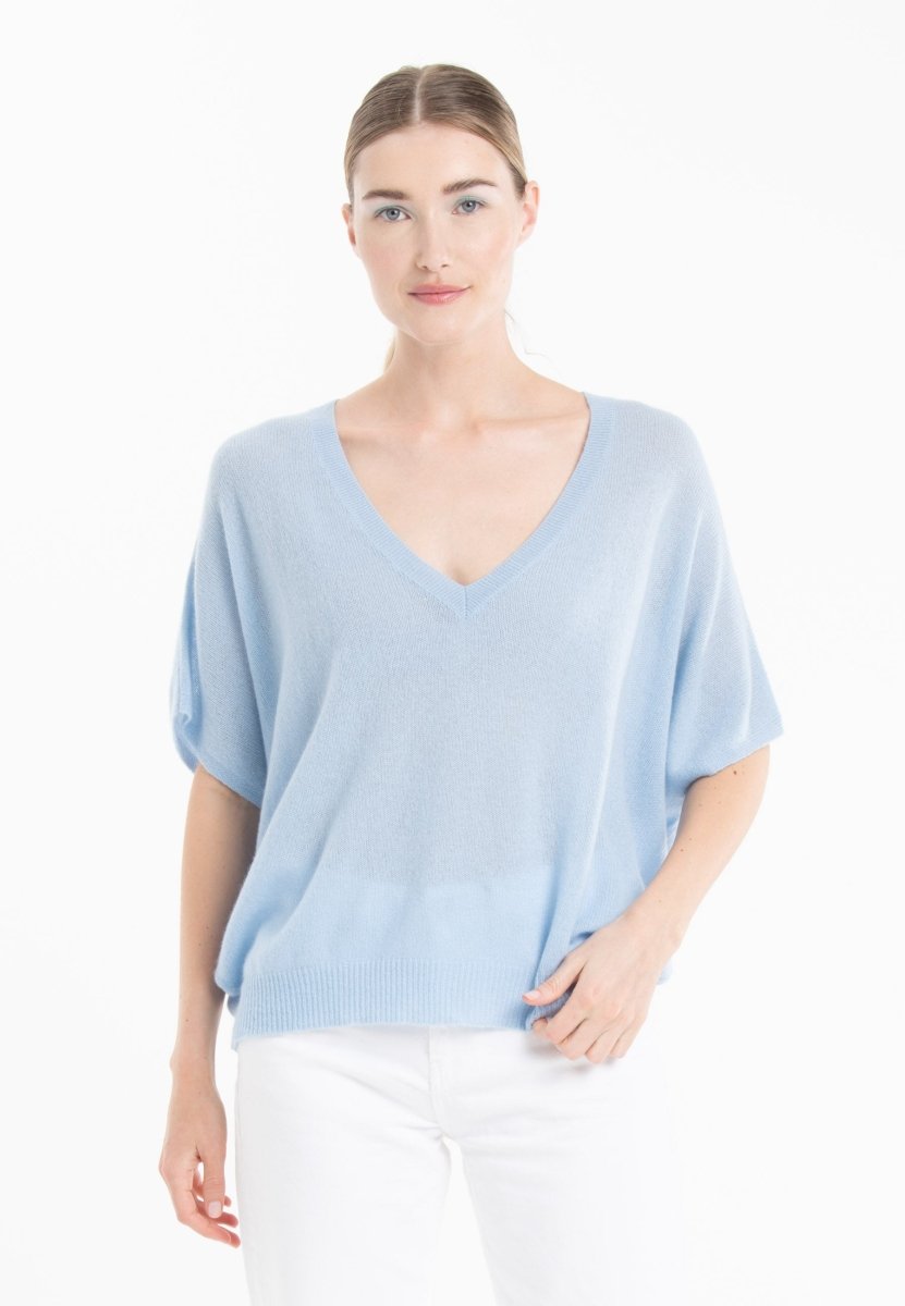 Pull col V manches chauve souris en cachemire baby blue femme - RIA 25 - Studio cashmere8