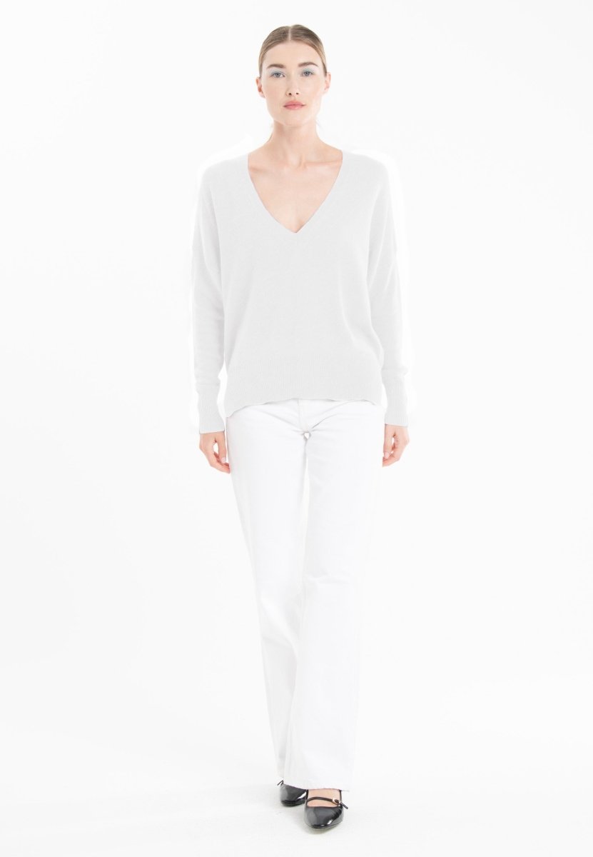 Pull col V oversize ultrafin cachemire et laine blanc femme - KELLY 10 - Studio cashmere8