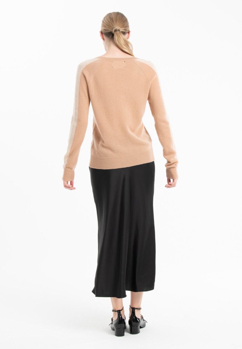 RIA 1 Pull col V avec bande sur les manches en cachemire camel clair/beige - Studio cashmere8