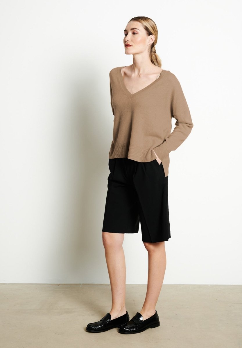 RIA 3 Pull col V profond oversize en cachemire beige foncé - Studio cashmere8