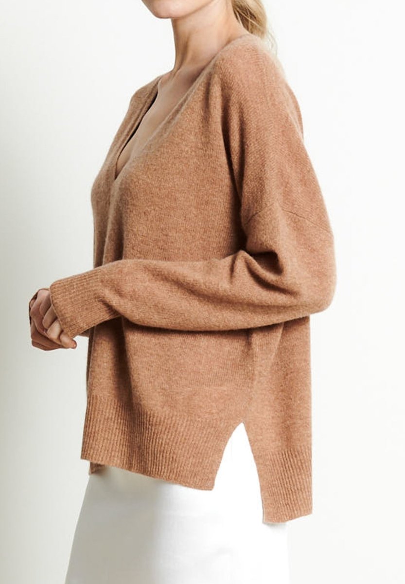 RIA 3 Pull col V profond oversize en cachemire camel - Studio cashmere8