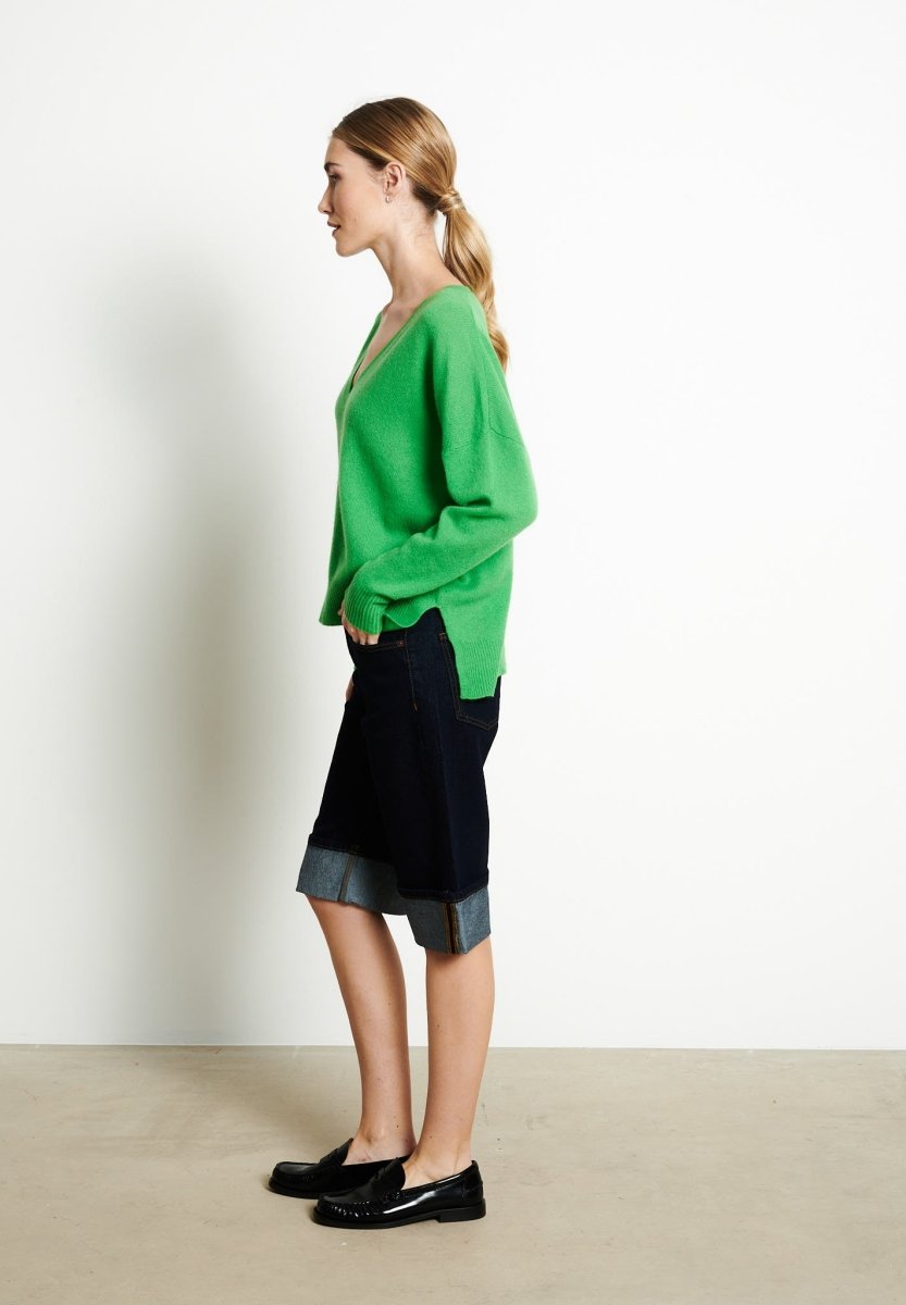 RIA 3 Pull col V profond oversize en cachemire vert pomme - Studio cashmere8