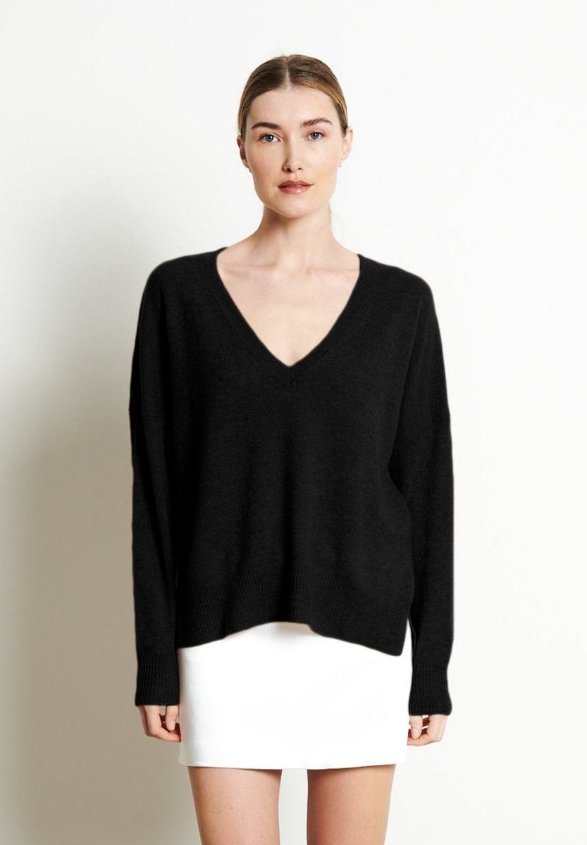 RIA 3 Pull col V profond oversize en noir - Studio cashmere8