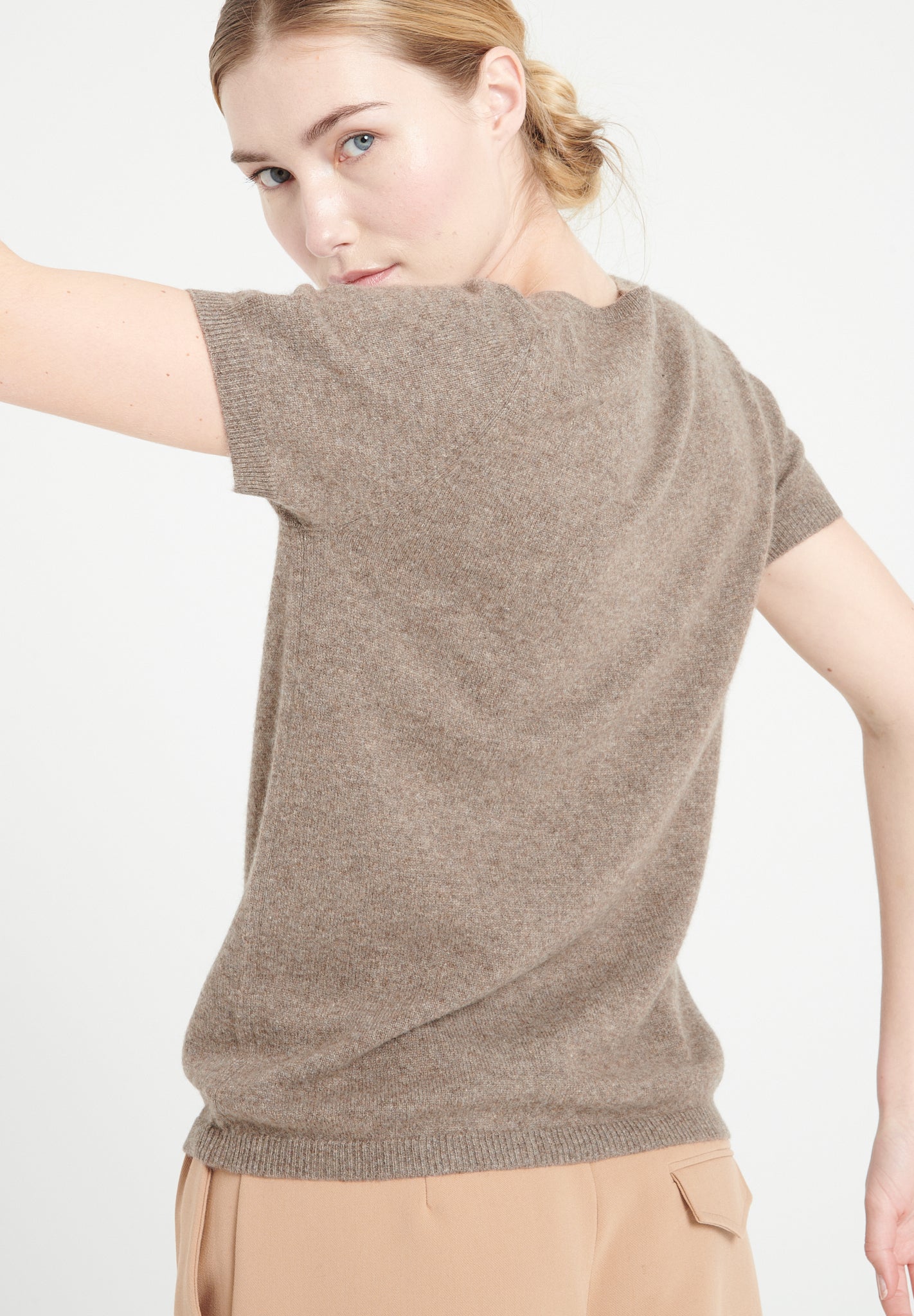 LILLY 14 Pull col V manches courtes taupe