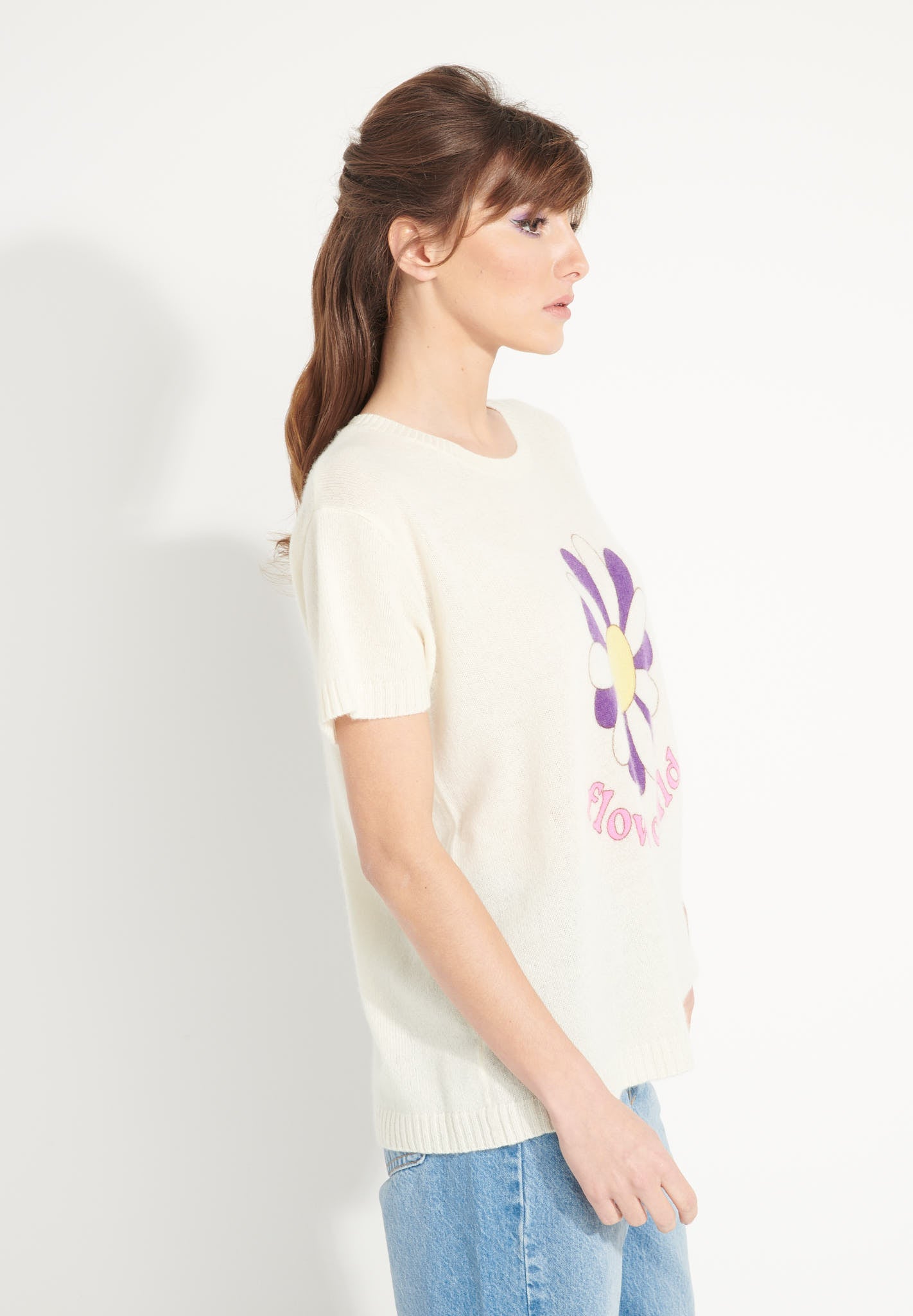AVA 8 T shirt en cachemire déjaugé col rond manches courtes avec imprimé "FLOWER CHILD" blanc écru